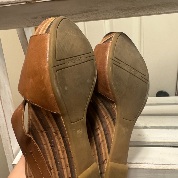 Nine West EUC Leather wedges with gold - Picture 5 of 7